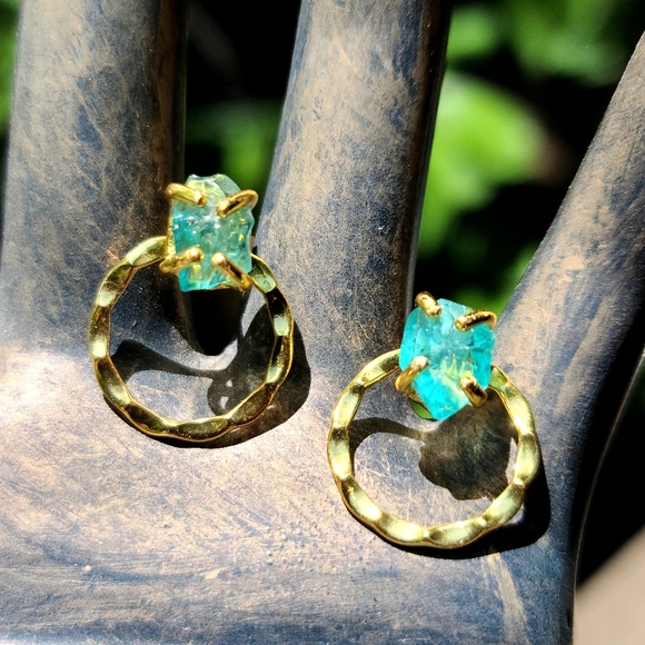 3k Apatite raw nugget gold hoop earrings - Picture 6 of 7